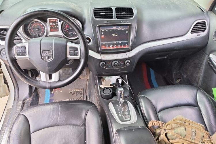 Used Dodge Journey 2013 2.4L Two-Wheel Drive Luxury Version Center Console