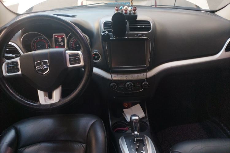Used Dodge Journey 2013 2.4L Two-Wheel Drive Luxury Version Center Console