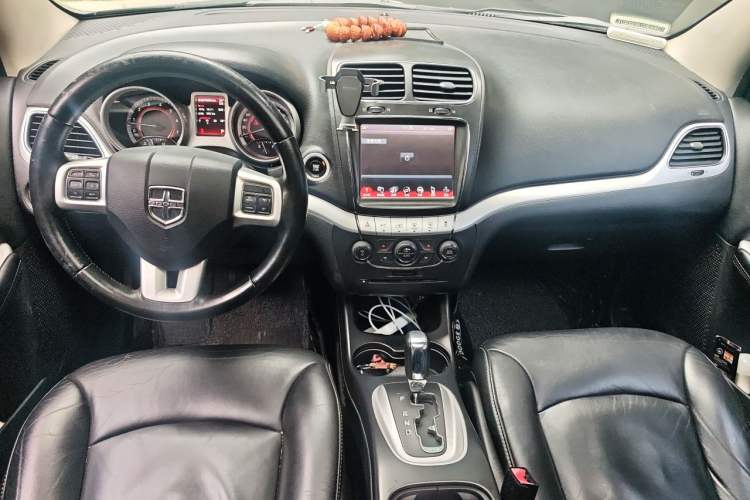 Used Dodge Journey 2013 2.4L Two-Wheel Drive Luxury Version Center Console