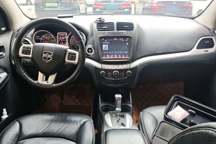 Used Dodge Journey 2013 2.4L Two-Wheel Drive Luxury Version Center Console