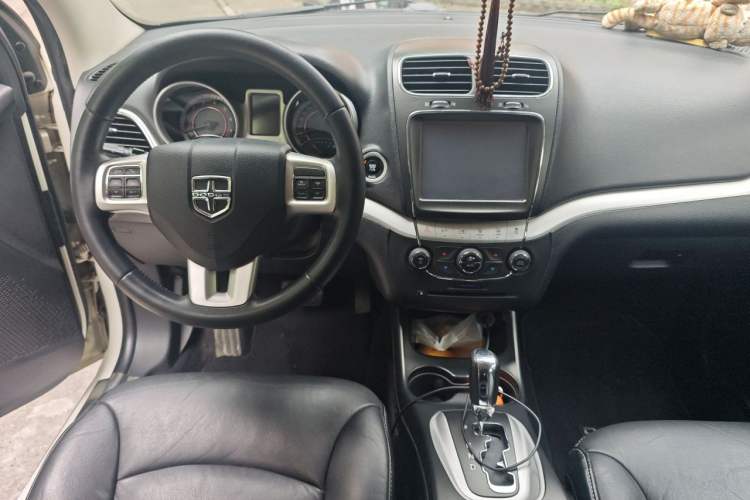 Used Dodge Journey 2013 2.4L Two-Wheel Drive Luxury Version Center Console