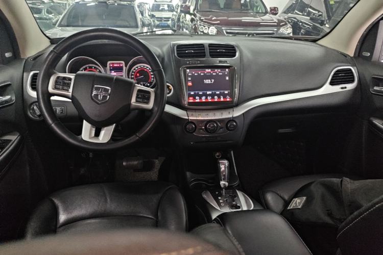 Used Dodge Journey 2013 2.4L Two-Wheel Drive Luxury Version Center Console