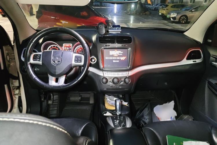 Used Dodge Journey 2013 2.4L Two-Wheel Drive Luxury Version Center Console