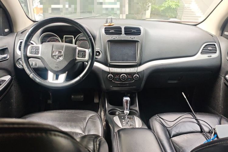 Used Dodge Journey 2013 2.4L Two-Wheel Drive Luxury Version Center Console