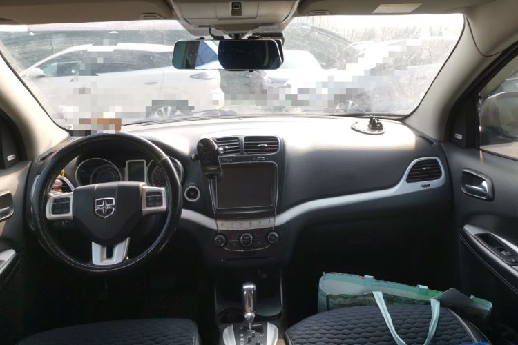 Used Dodge Journey 2013 2.4L Two-Wheel Drive Luxury Version Center Console