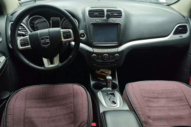 Used Dodge Journey 2013 2.4L Two-Wheel Drive Luxury Version Center Console