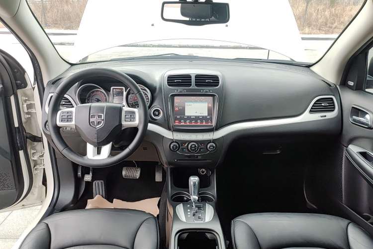 Used Dodge Journey 2013 2.4L Two-Wheel Drive Luxury Version Center Console