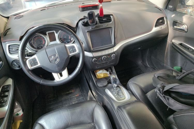 Used Dodge Journey 2013 2.4L Two-Wheel Drive Luxury Version Center Console
