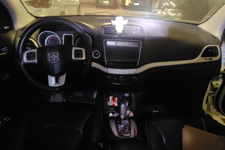 Used Dodge Journey 2013 2.4L Two-Wheel-Drive Smart Edition Center Console