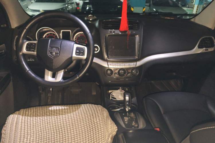 Used Dodge Journey 2013 2.4L Two-Wheel Drive Luxury Version Center Console