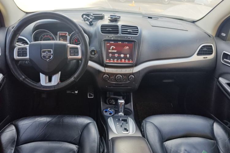 Used Dodge Journey 2013 2.4L Two-Wheel Drive Luxury Version Center Console