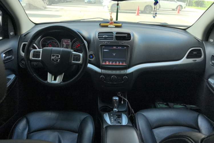 Used Dodge Journey 2013 2.4L Two-Wheel Drive Luxury Version Center Console