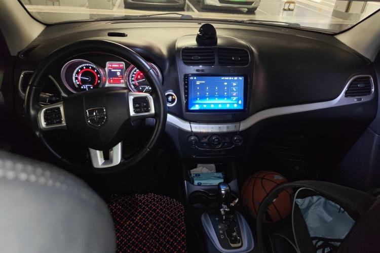 Used Dodge Journey 2013 2.4L Two-Wheel Drive Luxury Version Center Console