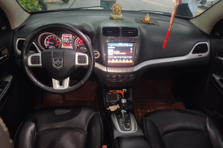 Used Dodge Journey 2013 2.4L Two-Wheel Drive Luxury Version Center Console
