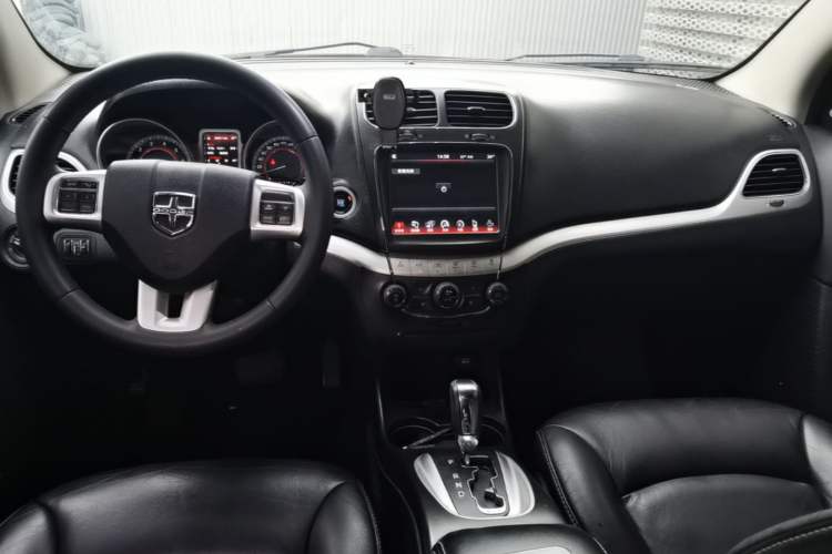 Used Dodge Journey 2013 2.4L Two-Wheel Drive Luxury Version Center Console