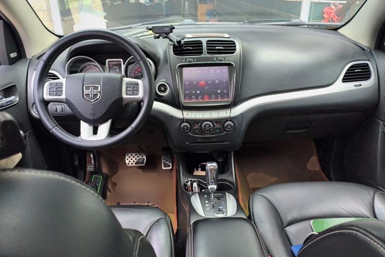 Used Dodge Journey 2013 2.4L Two-Wheel Drive Luxury Version Center Console