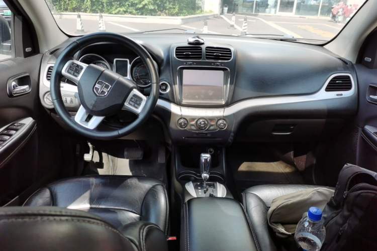 Used Dodge Journey 2013 2.4L Two-Wheel Drive Luxury Version Center Console