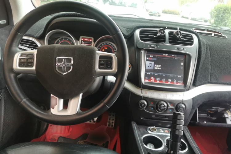 Used Dodge Journey 2013 2.4L Two-Wheel Drive Luxury Version Center Console