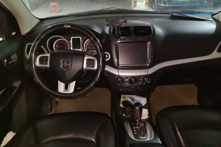 Used Dodge Journey 2013 2.4L Two-Wheel Drive Luxury Version Center Console
