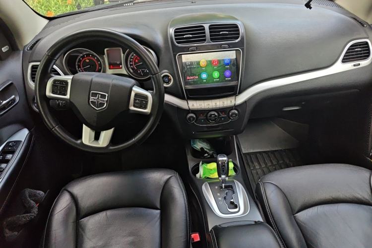 Used Dodge Journey 2013 2.4L Two-Wheel Drive Luxury Version Center Console