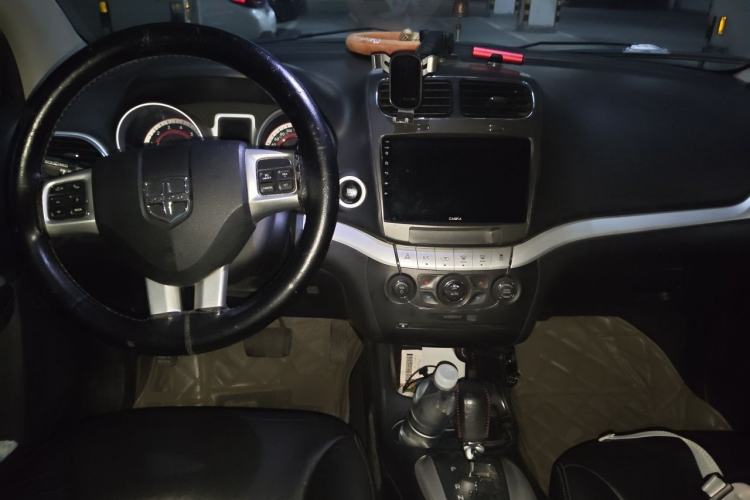 Used Dodge Journey 2013 2.4L Two-Wheel Drive Luxury Version Center Console