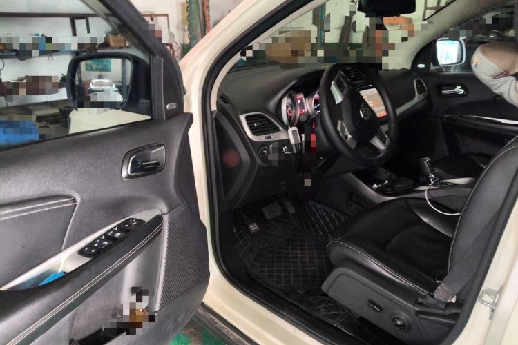 Used Dodge Journey 2013 2.4L Two-Wheel Drive Luxury Version Driver Seat
