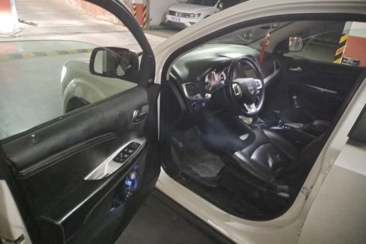 Used Dodge Journey 2013 2.4L Two-Wheel Drive Luxury Version Driver Seat
