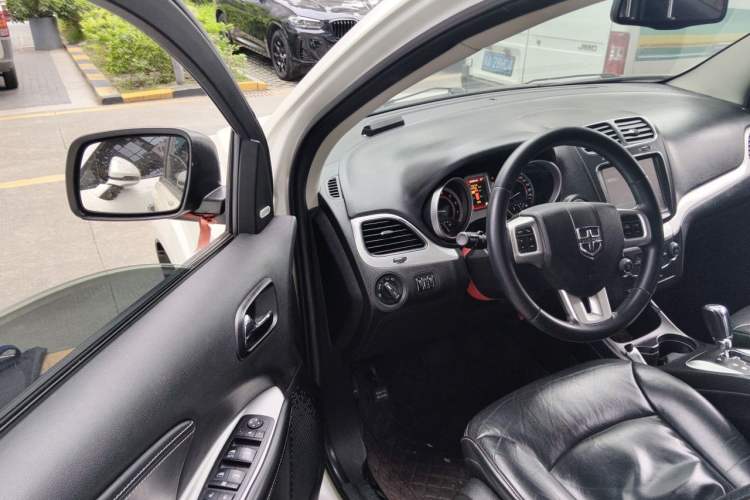 Used Dodge Journey 2013 2.4L Two-Wheel Drive Luxury Version Driver Seat