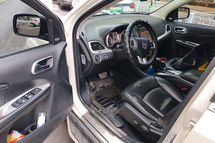 Used Dodge Journey 2013 2.4L Two-Wheel Drive Luxury Version Driver Seat