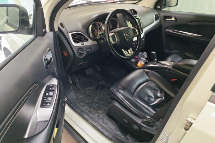 Used Dodge Journey 2013 2.4L Two-Wheel Drive Luxury Version Driver Seat
