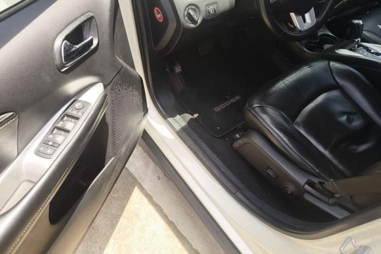 Used Dodge Journey 2013 2.4L Two-Wheel Drive Luxury Version Driver Seat