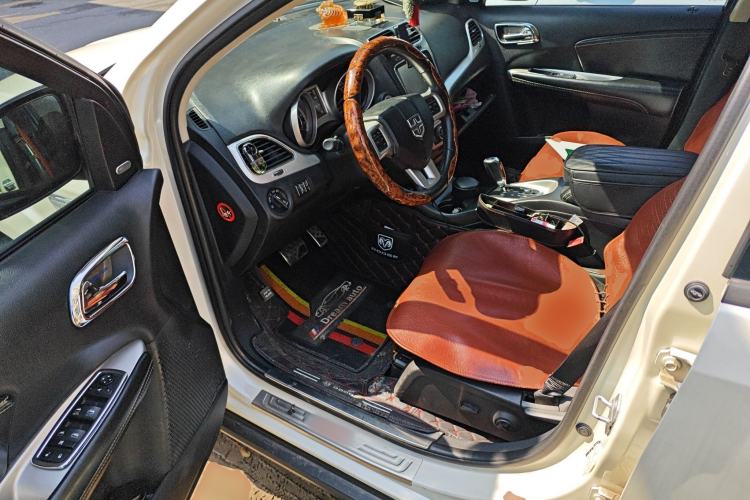 Used Dodge Journey 2013 2.4L Two-Wheel Drive Luxury Version Driver Seat