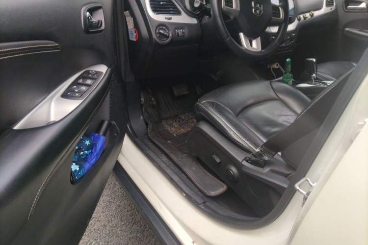 Used Dodge Journey 2013 2.4L Two-Wheel Drive Luxury Version Driver Seat