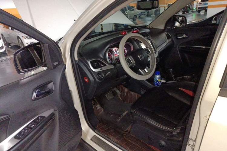 Used Dodge Journey 2013 2.4L Two-Wheel Drive Luxury Version Driver Seat