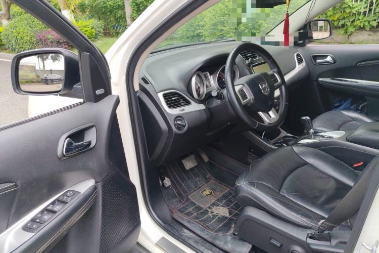 Used Dodge Journey 2013 2.4L Two-Wheel Drive Luxury Version Driver Seat