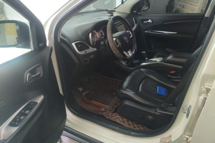 Used Dodge Journey 2013 2.4L Two-Wheel Drive Luxury Version Driver Seat