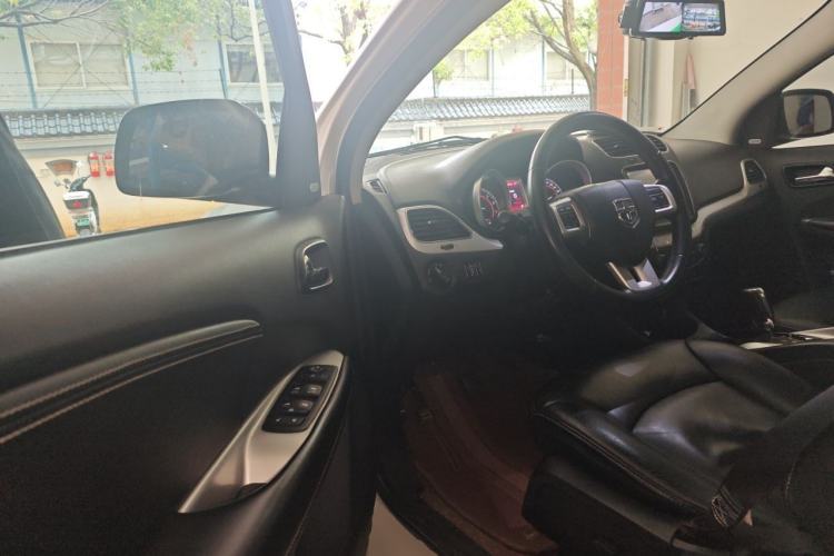 Used Dodge Journey 2013 2.4L Two-Wheel Drive Luxury Version Driver Seat