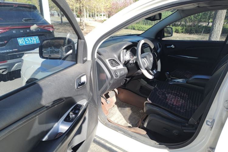 Used Dodge Journey 2013 2.4L Two-Wheel Drive Luxury Version Driver Seat