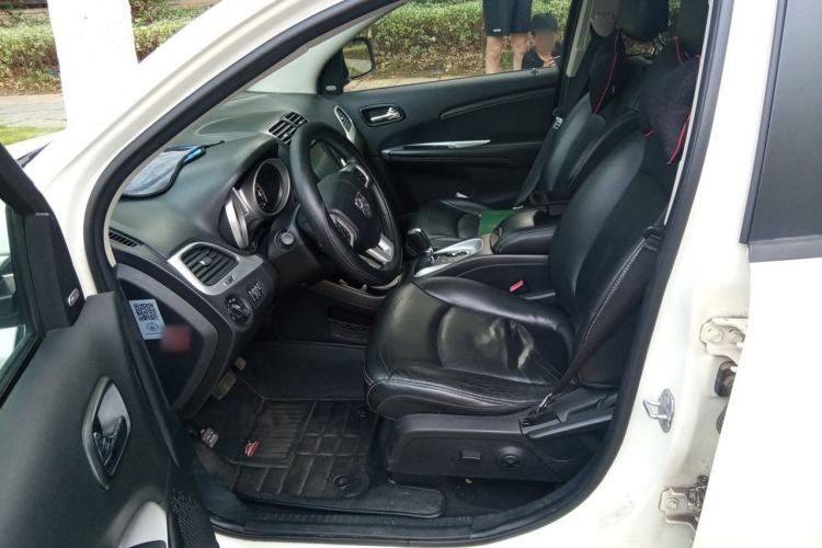 Used Dodge Journey 2013 2.4L Two-Wheel Drive Luxury Version Driver Seat