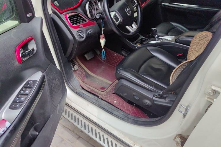 Used Dodge Journey 2013 2.4L Two-Wheel Drive Luxury Version Driver Seat