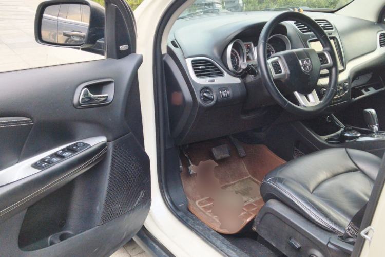 Used Dodge Journey 2013 2.4L Two-Wheel Drive Luxury Version Driver Seat