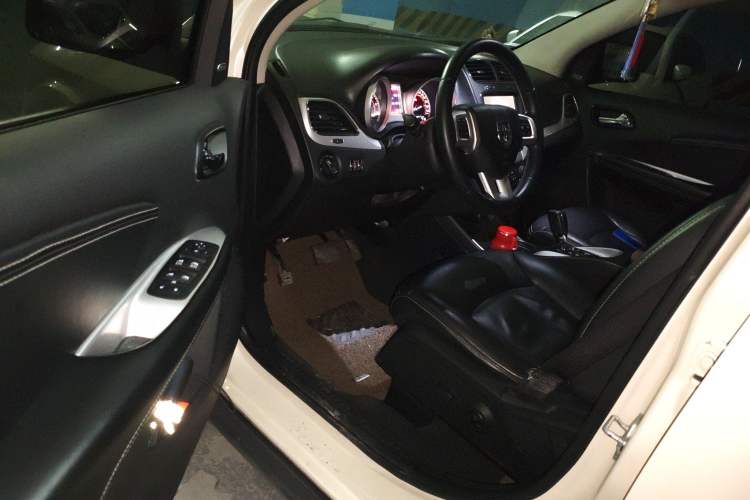 Used Dodge Journey 2013 2.4L Two-Wheel Drive Luxury Version Driver Seat