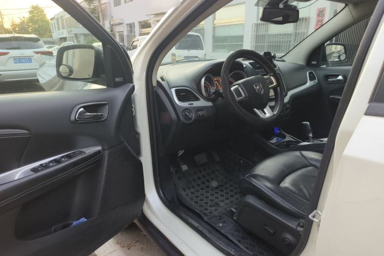 Used Dodge Journey 2013 2.4L Two-Wheel Drive Luxury Version Driver Seat