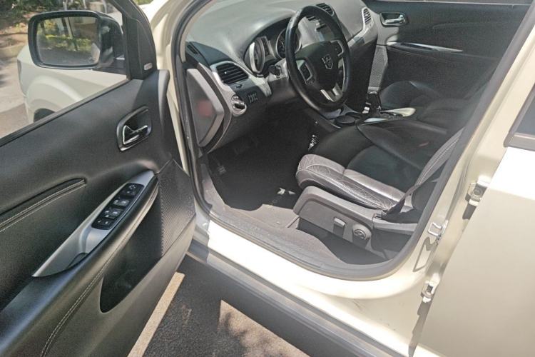 Used Dodge Journey 2013 2.4L Two-Wheel Drive Luxury Version Driver Seat