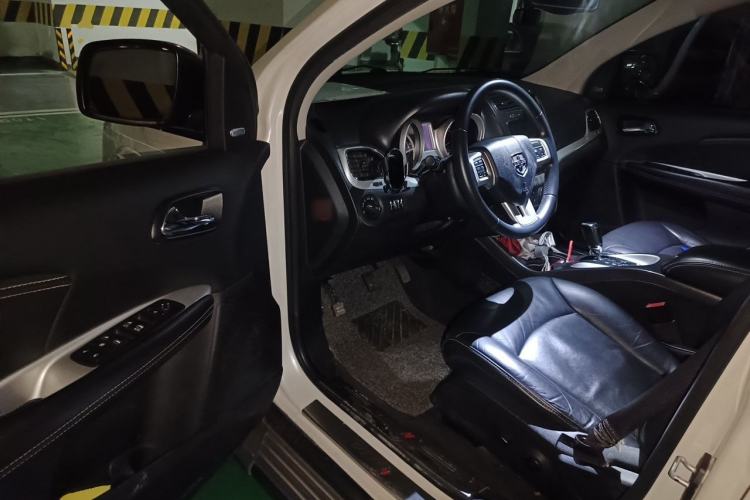 Used Dodge Journey 2013 2.4L Two-Wheel Drive Luxury Version Driver Seat
