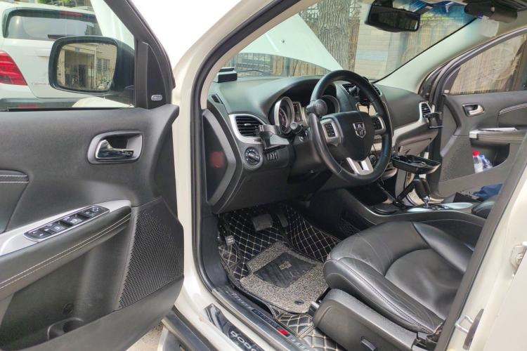 Used Dodge Journey 2013 2.4L Two-Wheel Drive Luxury Version Driver Seat