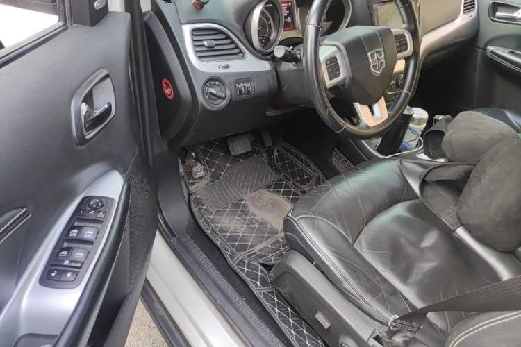 Used Dodge Journey 2013 2.4L Two-Wheel Drive Luxury Version Driver Seat