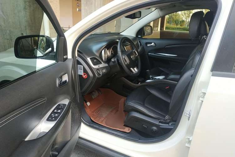 Used Dodge Journey 2013 2.4L Two-Wheel Drive Luxury Version Driver Seat