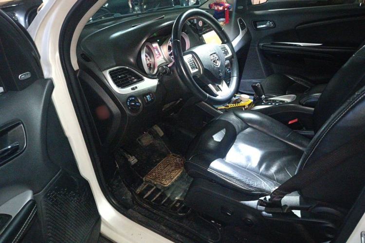 Used Dodge Journey 2013 2.4L Two-Wheel Drive Luxury Version Driver Seat