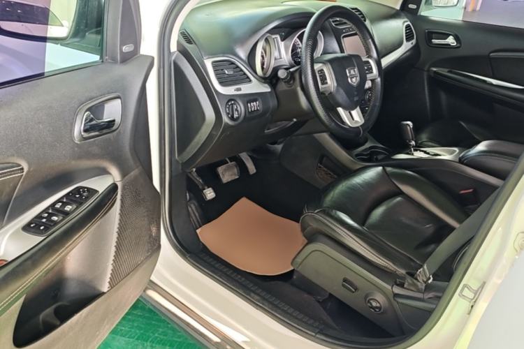 Used Dodge Journey 2013 2.4L Two-Wheel Drive Luxury Version Driver Seat